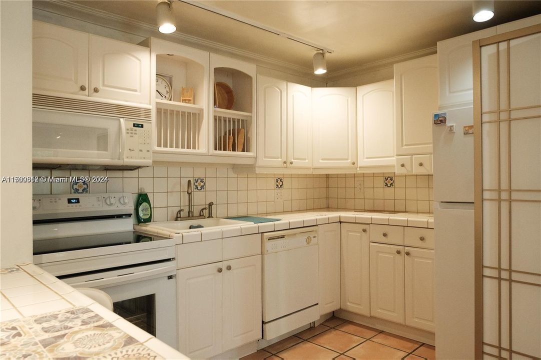 For Sale: $509,000 (1 beds, 1 baths, 946 Square Feet)