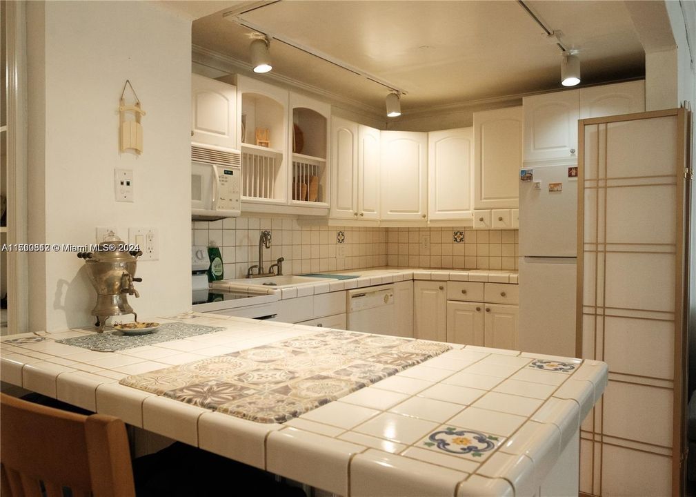 For Sale: $509,000 (1 beds, 1 baths, 946 Square Feet)