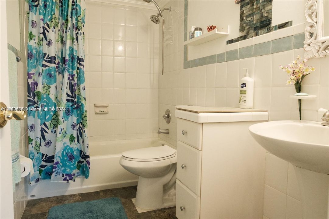 For Sale: $509,000 (1 beds, 1 baths, 946 Square Feet)