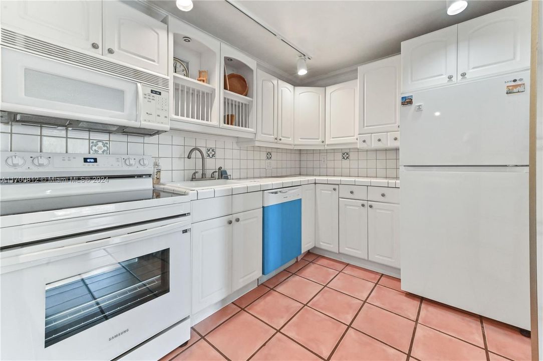 For Sale: $509,000 (1 beds, 1 baths, 946 Square Feet)