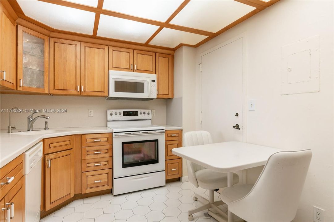 For Sale: $329,000 (1 beds, 2 baths, 1300 Square Feet)