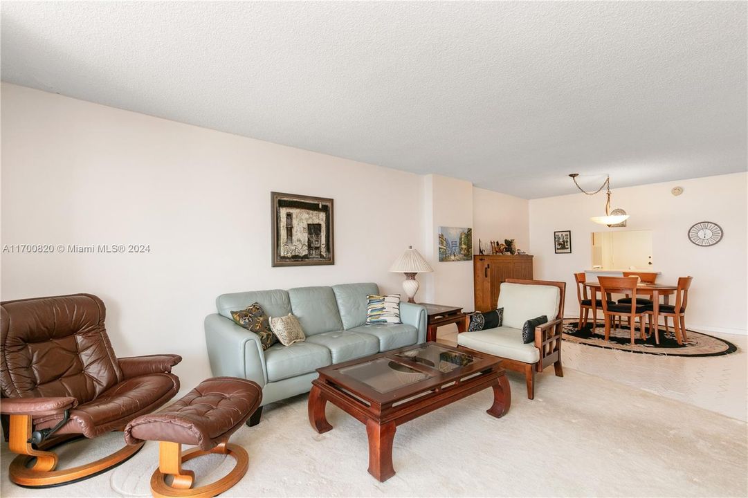 For Sale: $329,000 (1 beds, 2 baths, 1300 Square Feet)