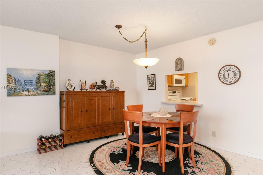 For Sale: $329,000 (1 beds, 2 baths, 1300 Square Feet)