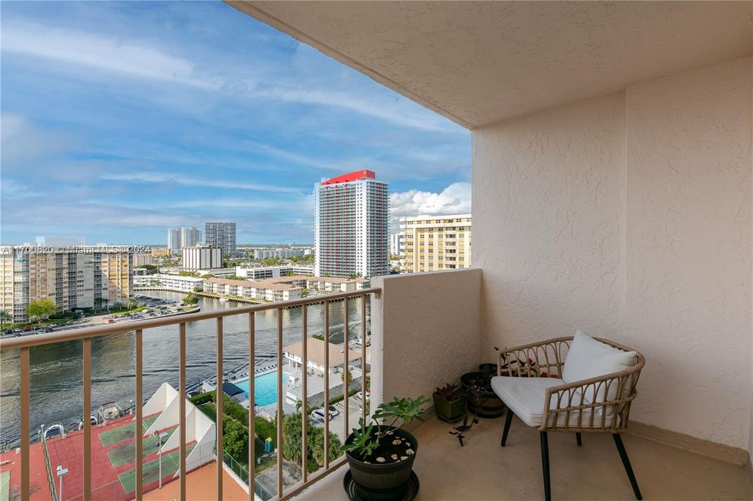 For Sale: $329,000 (1 beds, 2 baths, 1300 Square Feet)