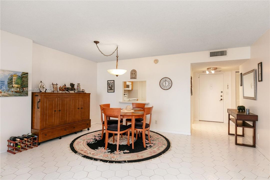 For Sale: $329,000 (1 beds, 2 baths, 1300 Square Feet)