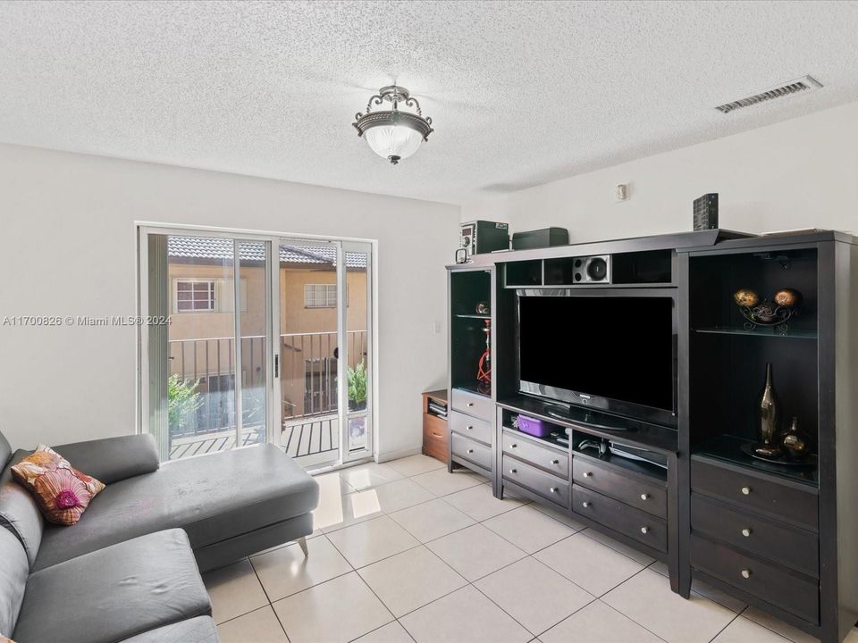 For Sale: $320,000 (2 beds, 2 baths, 1100 Square Feet)