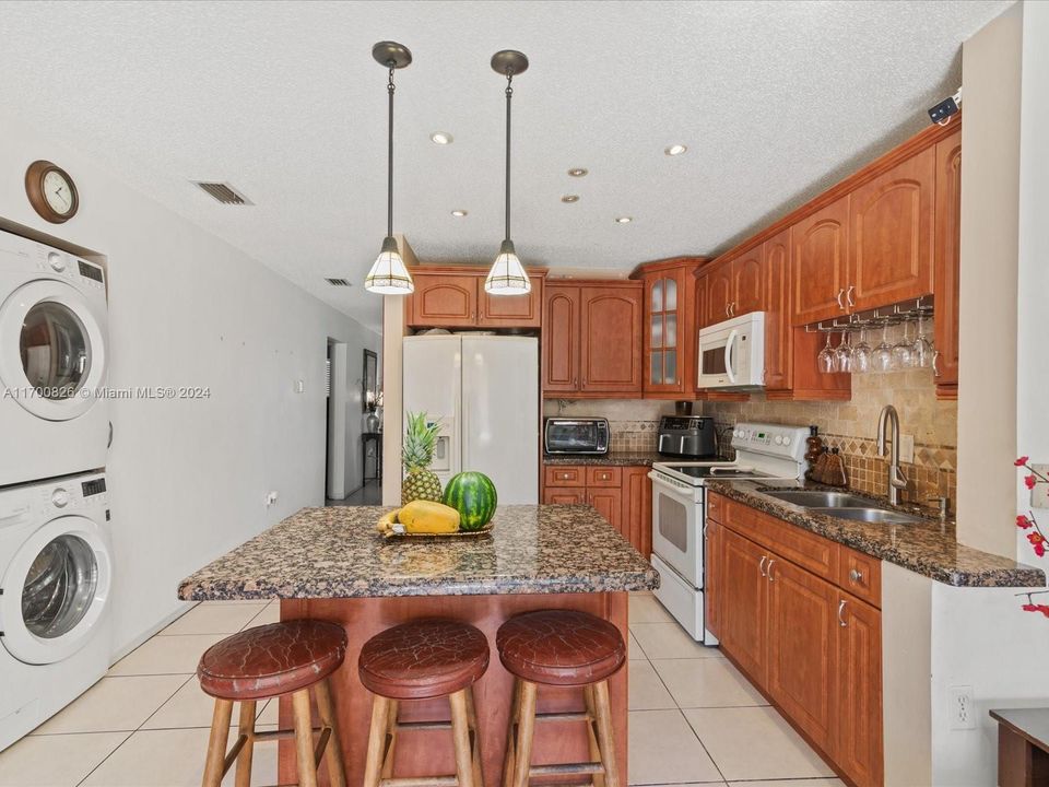 For Sale: $320,000 (2 beds, 2 baths, 1100 Square Feet)