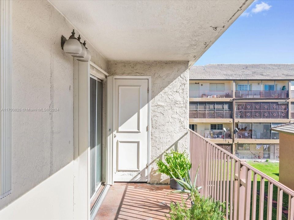 For Sale: $320,000 (2 beds, 2 baths, 1100 Square Feet)