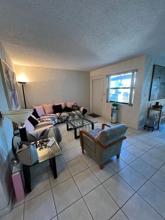 Active With Contract: $2,450 (3 beds, 2 baths, 1192 Square Feet)