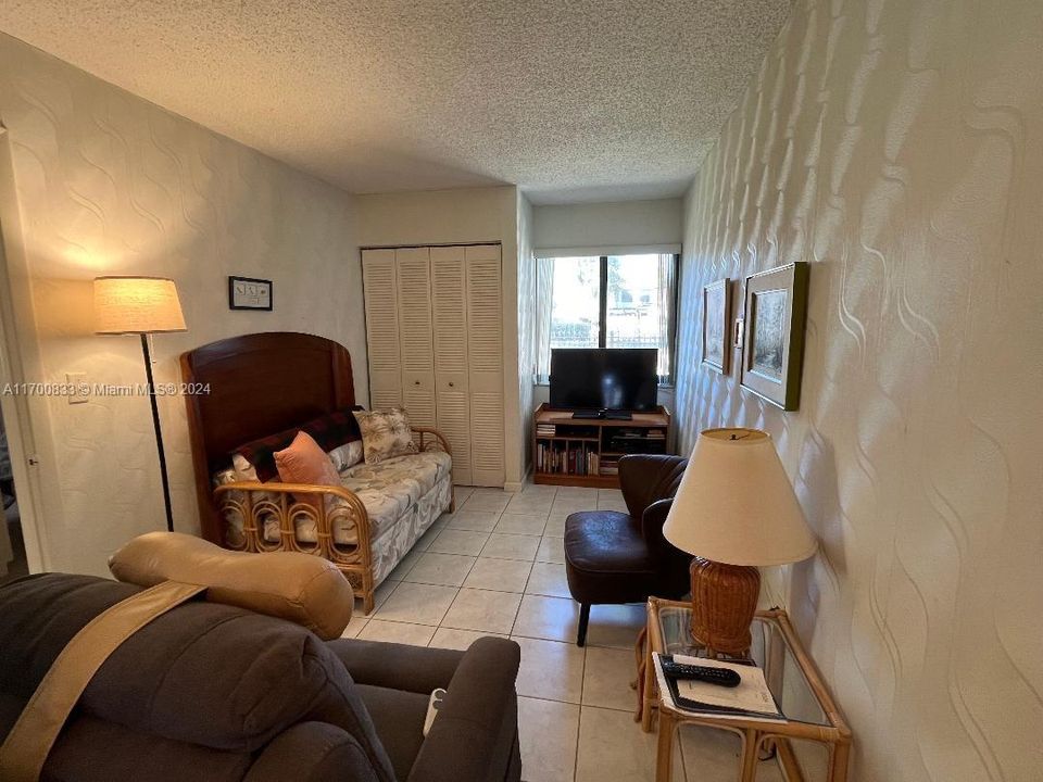 Active With Contract: $2,450 (3 beds, 2 baths, 1192 Square Feet)