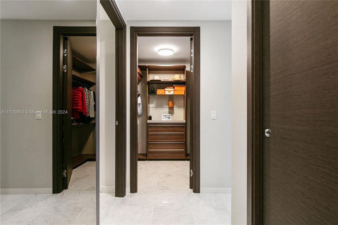 MASTER WALKING CLOSET