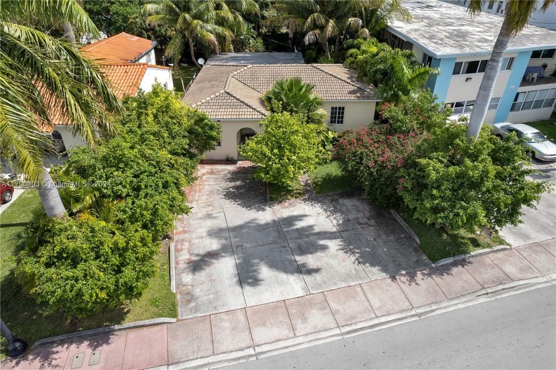 For Sale: $950,000 (3 beds, 2 baths, 1360 Square Feet)