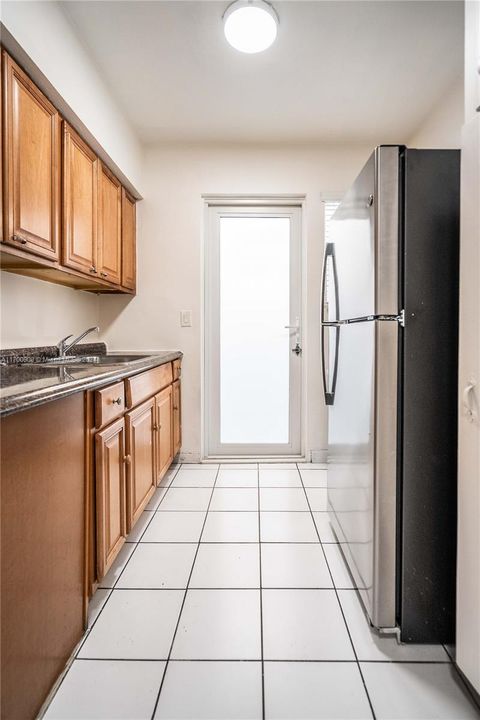 Active With Contract: $1,575 (0 beds, 1 baths, 500 Square Feet)