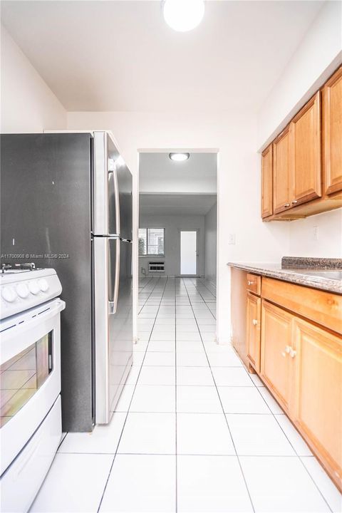 Active With Contract: $1,575 (0 beds, 1 baths, 500 Square Feet)