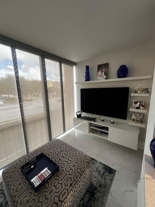 Active With Contract: $2,500 (2 beds, 2 baths, 1086 Square Feet)