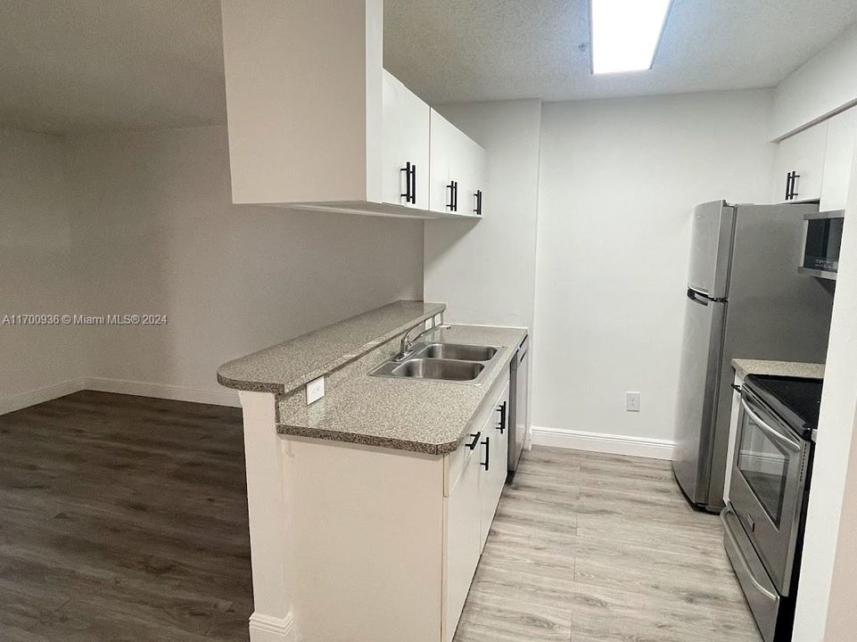 For Rent: $1,799 (1 beds, 1 baths, 719 Square Feet)