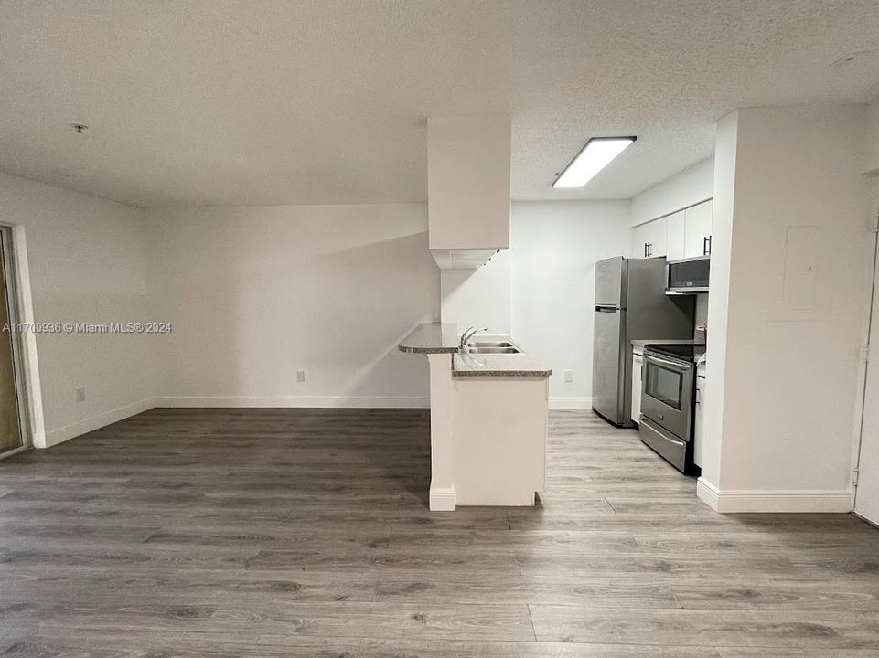 For Rent: $1,799 (1 beds, 1 baths, 719 Square Feet)