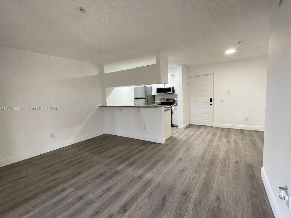 For Rent: $1,799 (1 beds, 1 baths, 719 Square Feet)