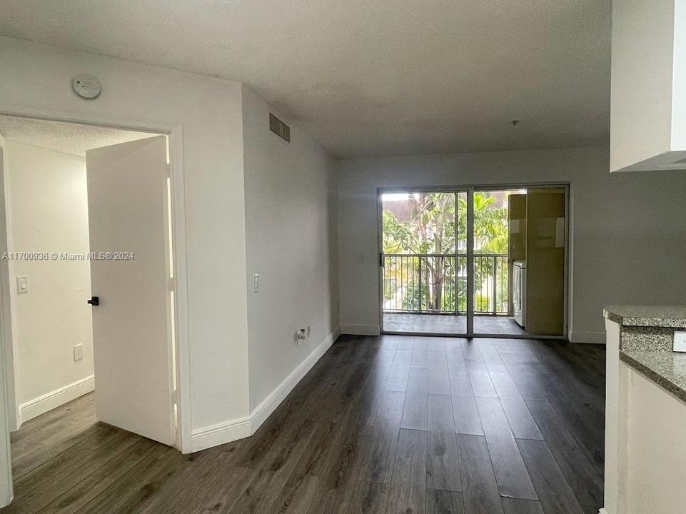 For Rent: $1,799 (1 beds, 1 baths, 719 Square Feet)