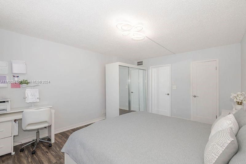 For Sale: $225,000 (1 beds, 1 baths, 730 Square Feet)