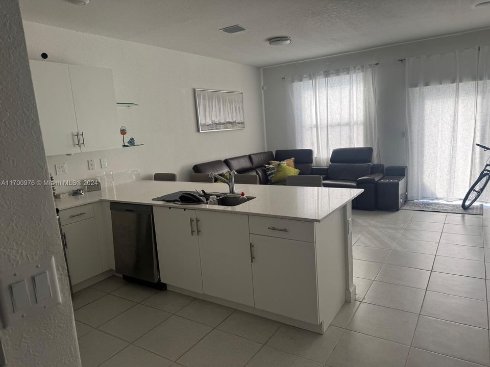 En Venta: $515,000 (3 camas, 2 baños, 1321 Pies cuadrados)