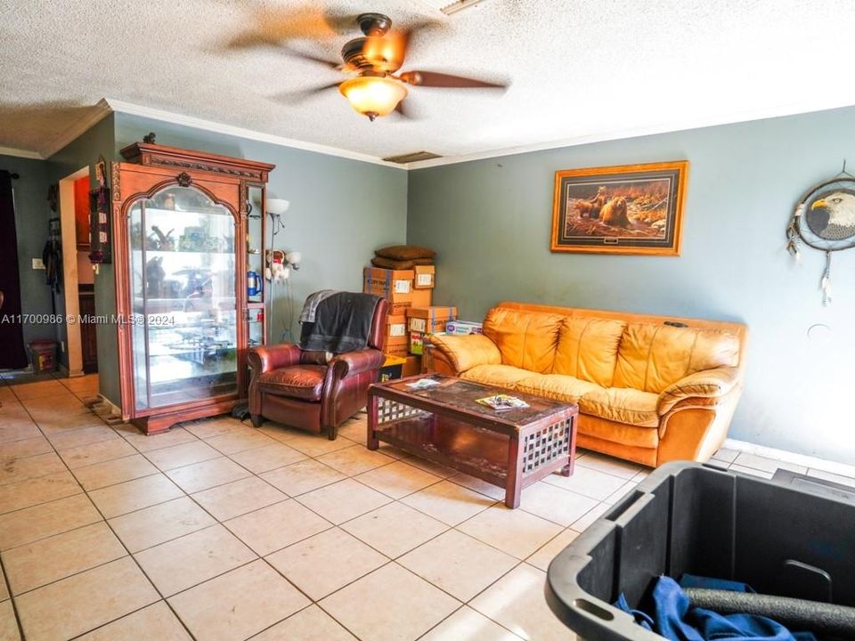 For Sale: $294,000 (2 beds, 2 baths, 988 Square Feet)