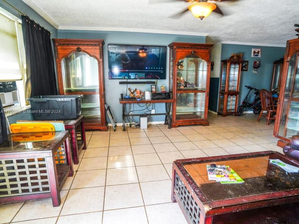 For Sale: $294,000 (2 beds, 2 baths, 988 Square Feet)