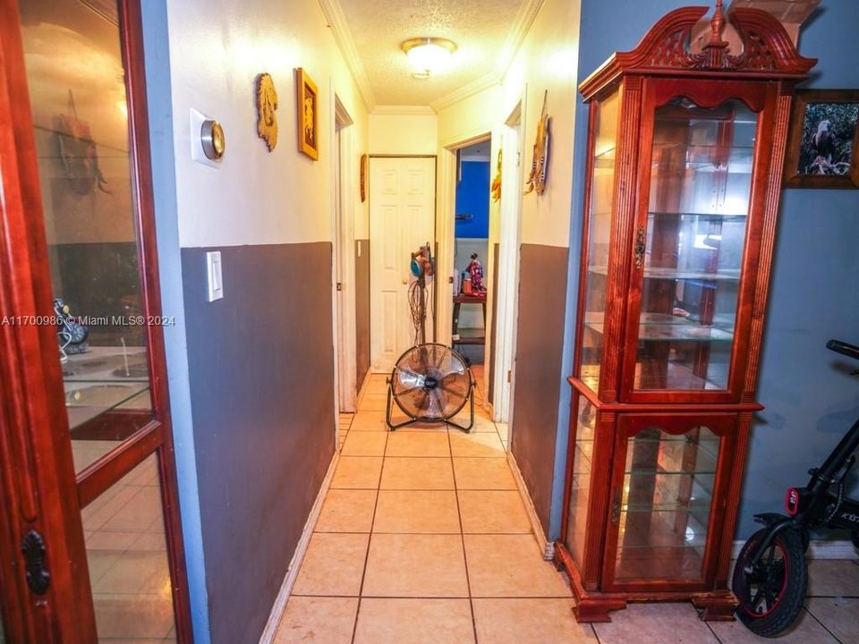 For Sale: $294,000 (2 beds, 2 baths, 988 Square Feet)