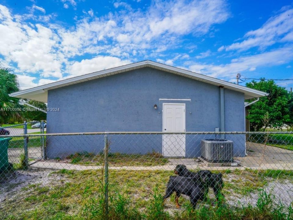 For Sale: $294,000 (2 beds, 2 baths, 988 Square Feet)