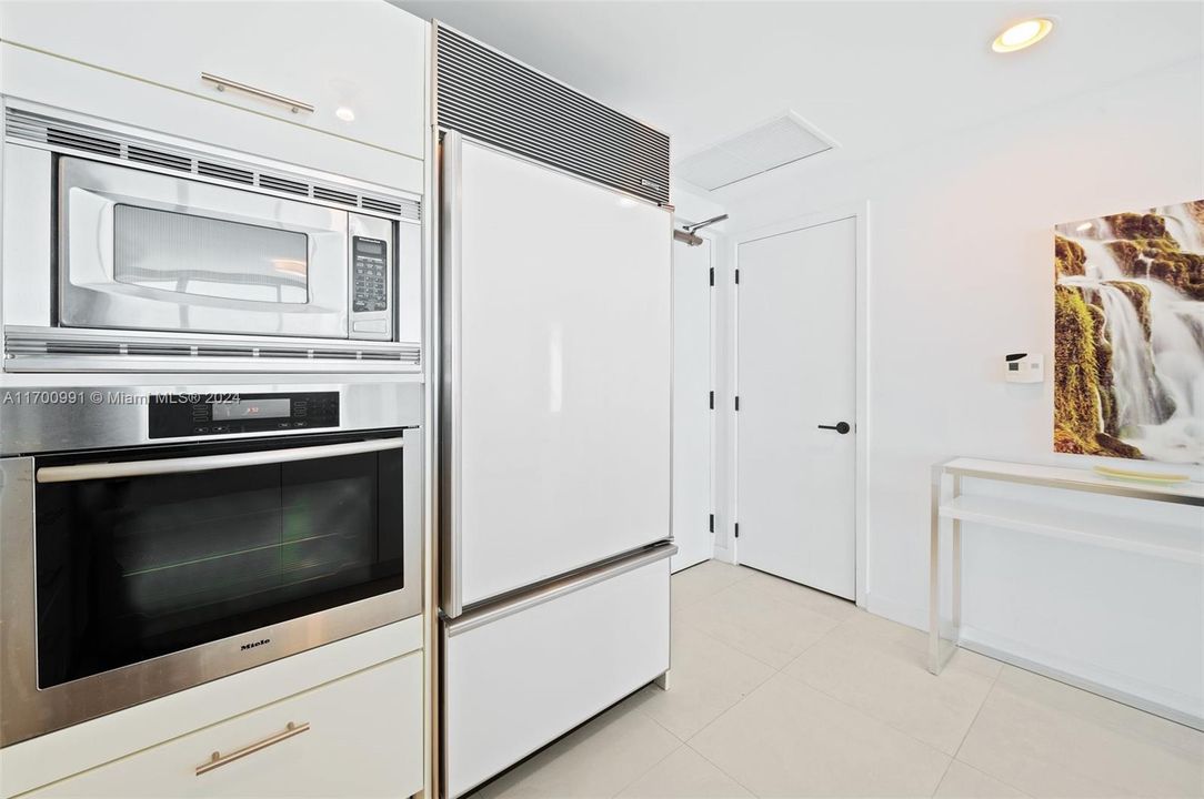 For Sale: $1,800,000 (2 beds, 2 baths, 1084 Square Feet)