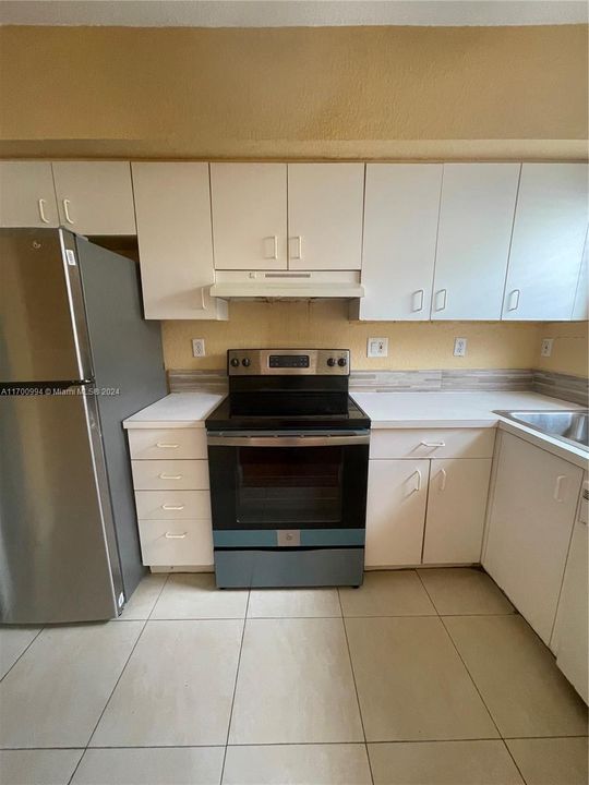 For Sale: $198,000 (2 beds, 1 baths, 930 Square Feet)