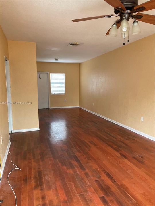 For Sale: $198,000 (2 beds, 1 baths, 930 Square Feet)