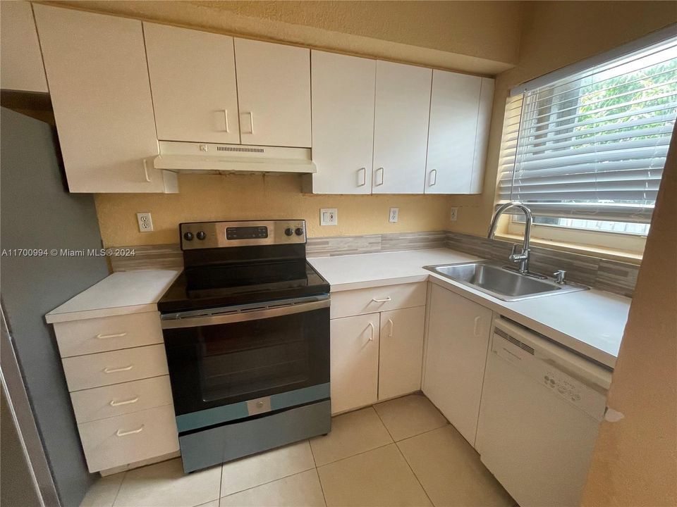 For Sale: $198,000 (2 beds, 1 baths, 930 Square Feet)