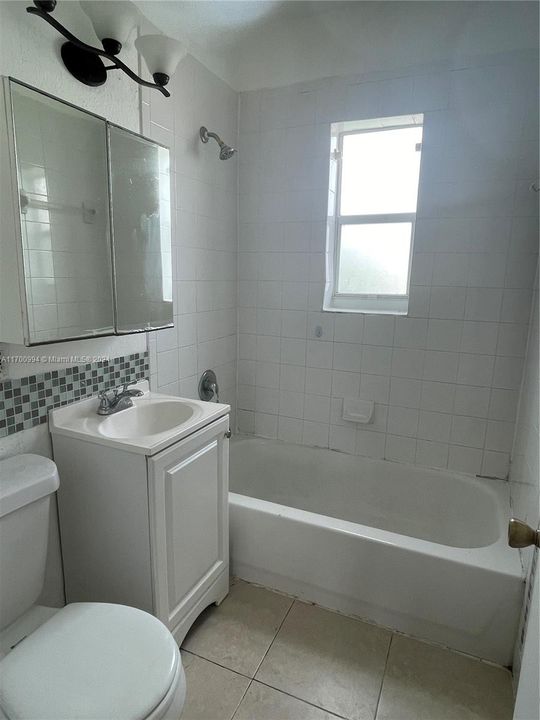 For Sale: $198,000 (2 beds, 1 baths, 930 Square Feet)