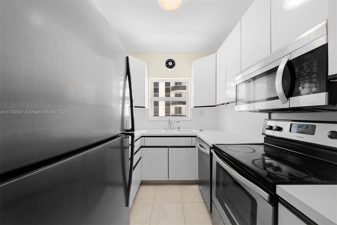 For Sale: $430,000 (1 beds, 1 baths, 790 Square Feet)