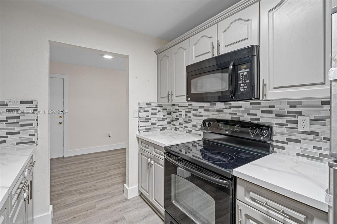 For Sale: $309,900 (2 beds, 2 baths, 918 Square Feet)