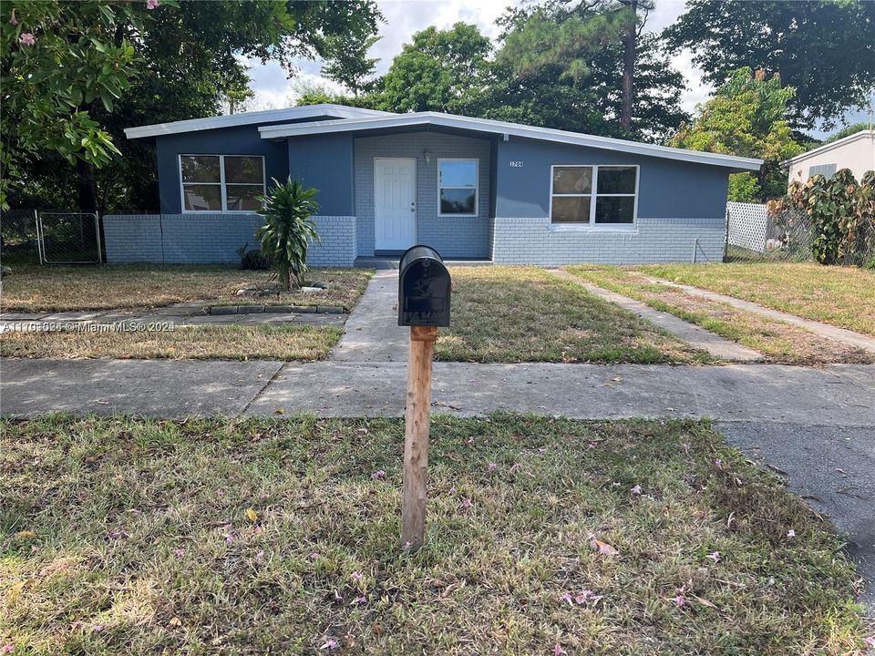 For Sale: $450,000 (4 beds, 2 baths, 1183 Square Feet)