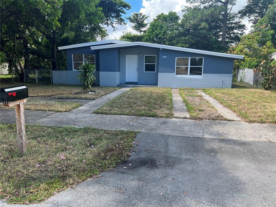 For Sale: $450,000 (4 beds, 2 baths, 1183 Square Feet)