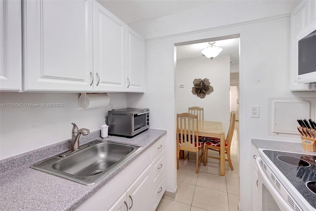 For Sale: $79,500 (1 beds, 1 baths, 688 Square Feet)