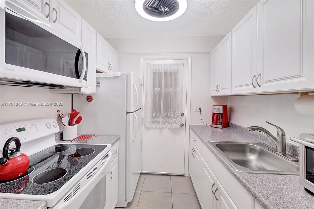 For Sale: $79,500 (1 beds, 1 baths, 688 Square Feet)