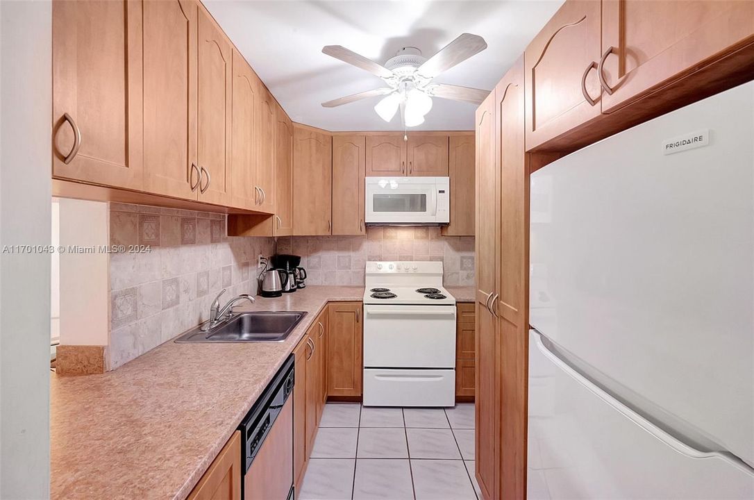 For Sale: $135,000 (2 beds, 2 baths, 960 Square Feet)