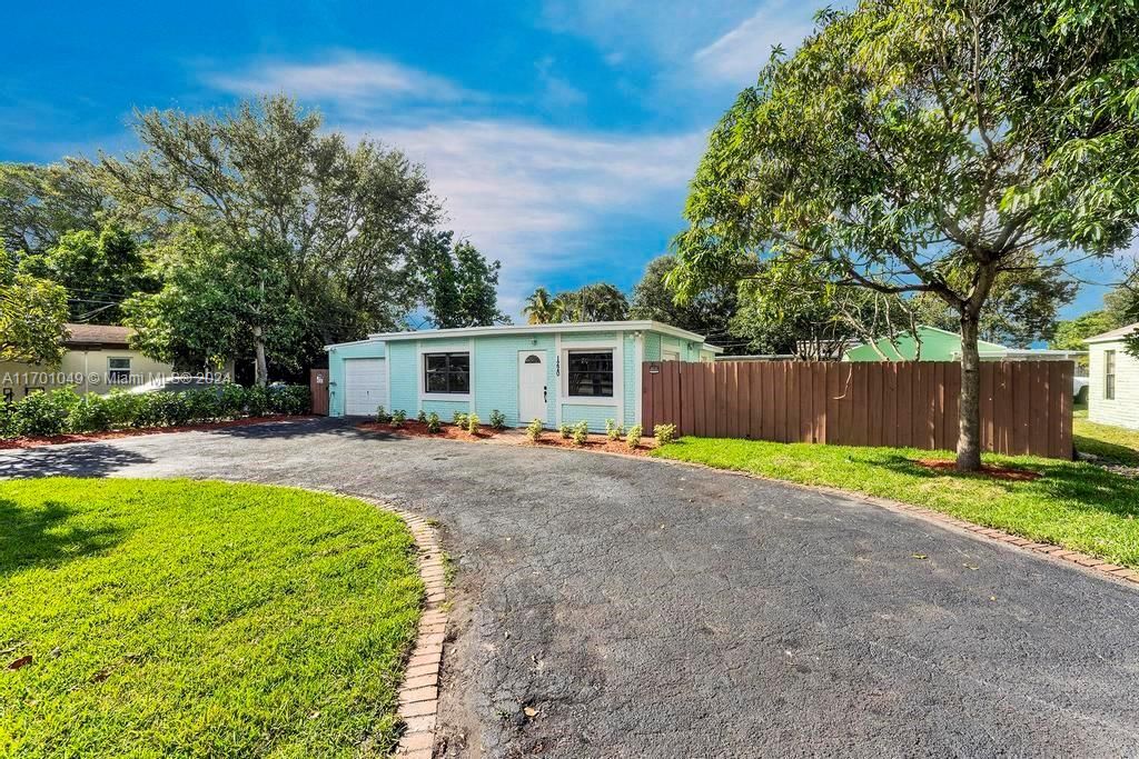 For Sale: $469,000 (4 beds, 2 baths, 899 Square Feet)