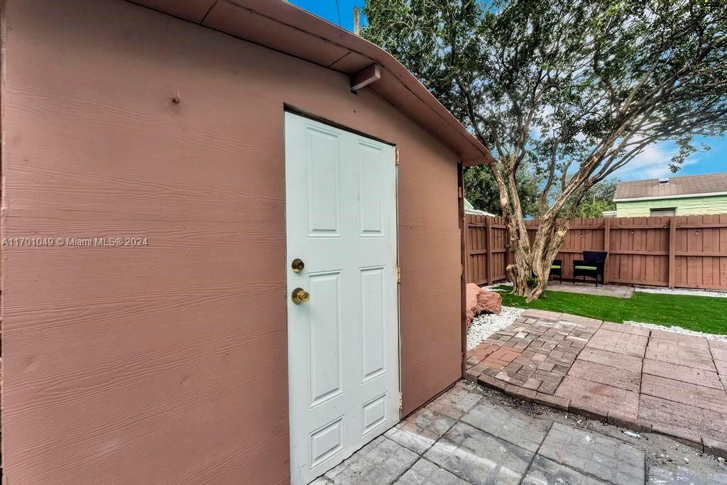 For Sale: $469,000 (4 beds, 2 baths, 899 Square Feet)