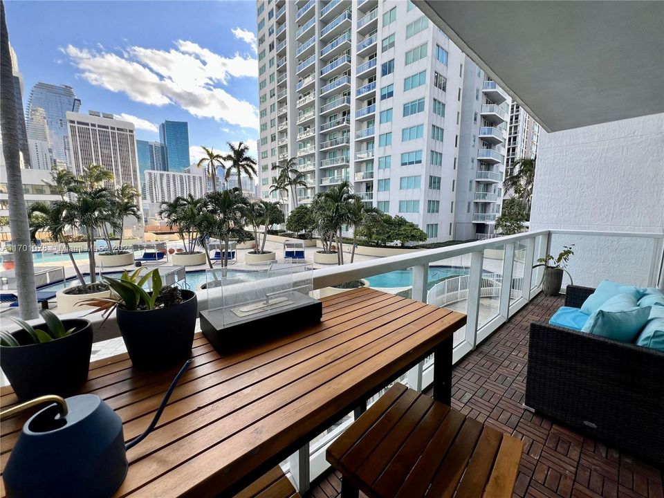 For Sale: $445,000 (1 beds, 1 baths, 806 Square Feet)