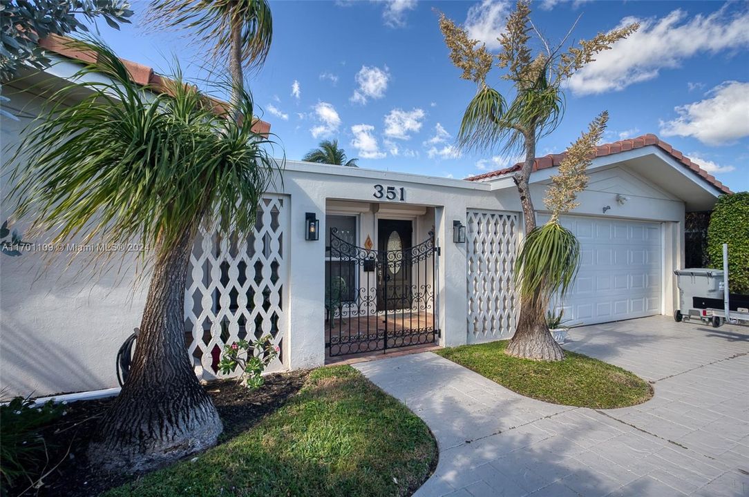 For Sale: $1,195,000 (3 beds, 2 baths, 1953 Square Feet)