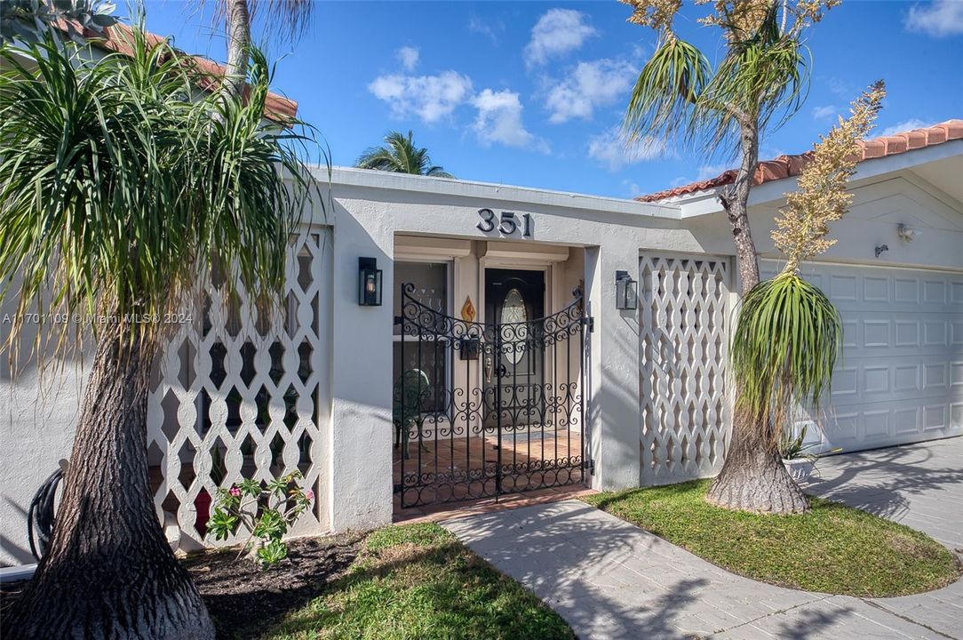 For Sale: $1,195,000 (3 beds, 2 baths, 1953 Square Feet)