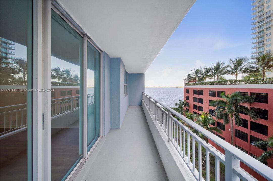 Active With Contract: $2,611 (1 beds, 1 baths, 928 Square Feet)