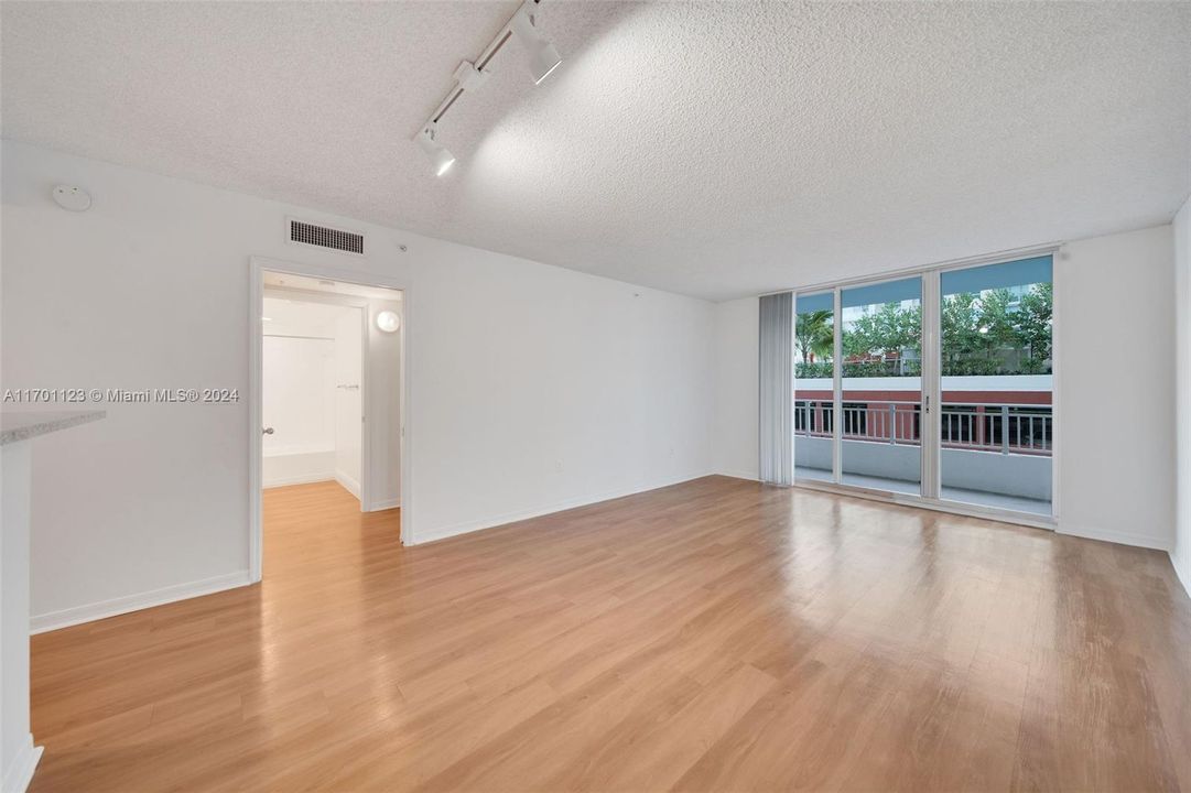 Active With Contract: $2,611 (1 beds, 1 baths, 928 Square Feet)