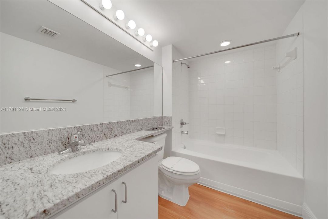 Active With Contract: $2,611 (1 beds, 1 baths, 928 Square Feet)