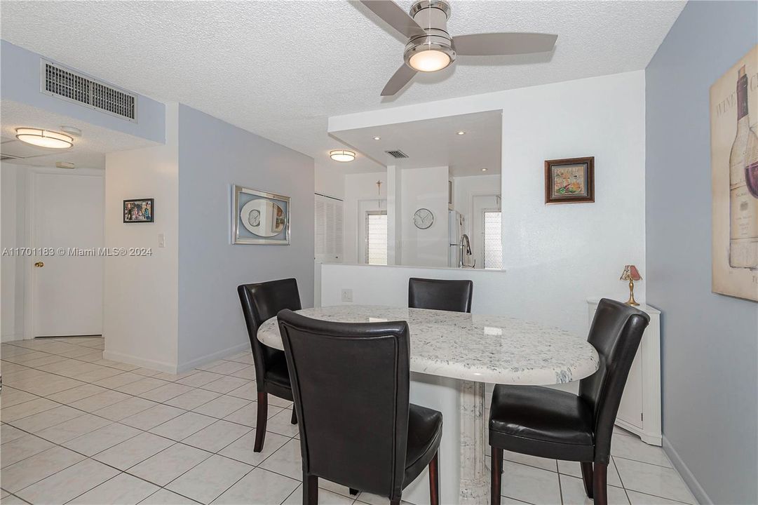 For Sale: $189,900 (2 beds, 2 baths, 944 Square Feet)